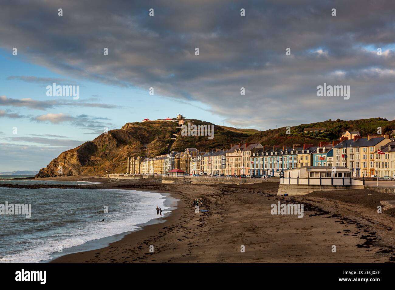 La plage et le front de mer à Aberystwyth, Ceredigion, dans l'ouest du pays de Galles. Banque D'Images