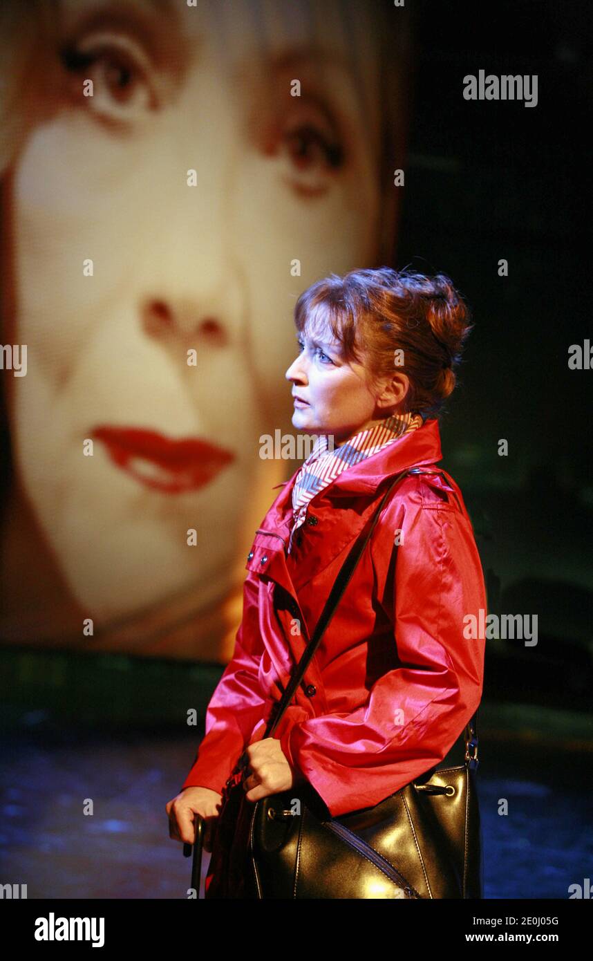 Lesley Manville (Manuela) avec une affiche de l'actrice Huma Rojo (Diana Rigg) dans TOUT SUR MA MÈRE par Samuel Adamson au Old Vic Theatre, Londres SE1 04/09/2007 basé sur le film de Pedro Almodovar design: Hildegard Bechtler éclairage: Bruno poète réalisateur: Tom Cairns Banque D'Images