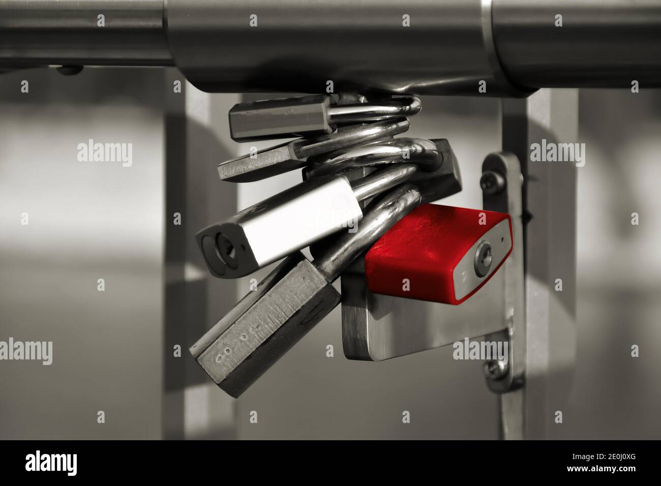 Colorkey, locks d'amour comme un signe d'attachement sur un pont à Magdeburg en Allemagne Banque D'Images