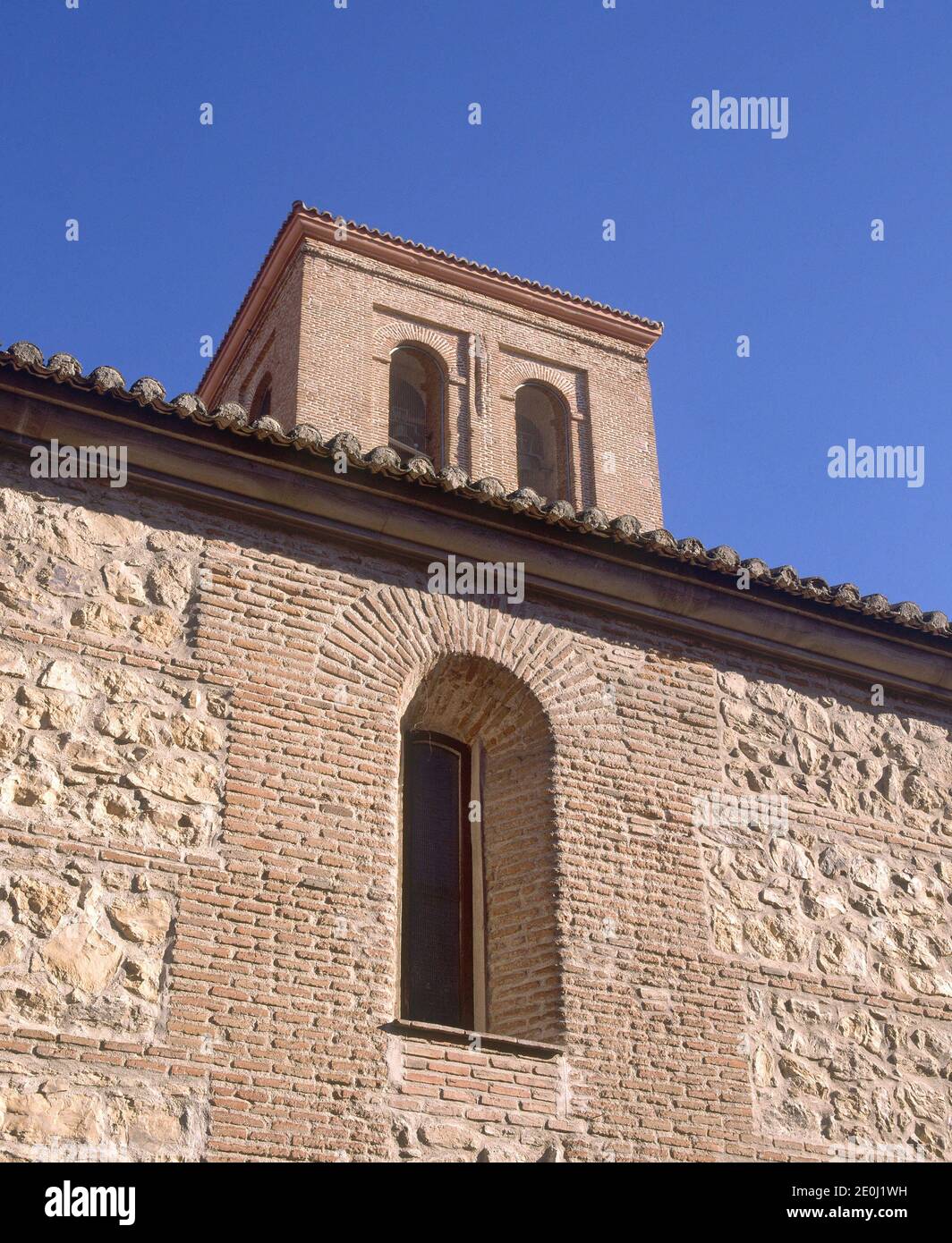 VENTANA ABOCINADA Y TORRE CAMPANARIO. LIEU: IGLESIA DE SAN VICENTE MARTIR. PARACUELLOS DEL JARAMA. MADRID. ESPAGNE. Banque D'Images