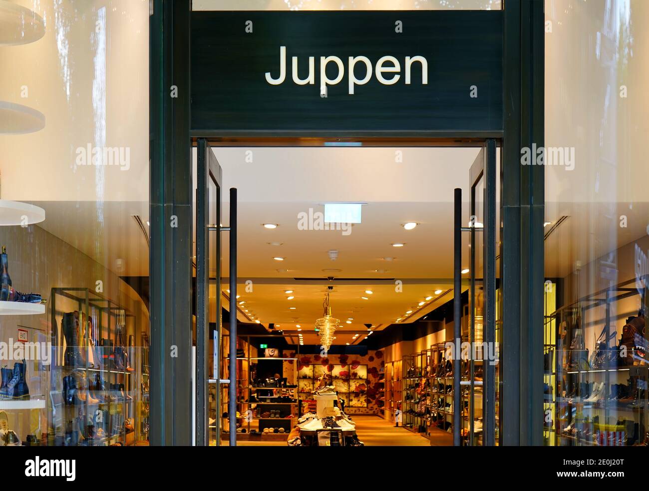 Le magasin de chaussures Juppen de Königsallee à Düsseldorf, réputé pour ses chaussures de haute qualité. Banque D'Images