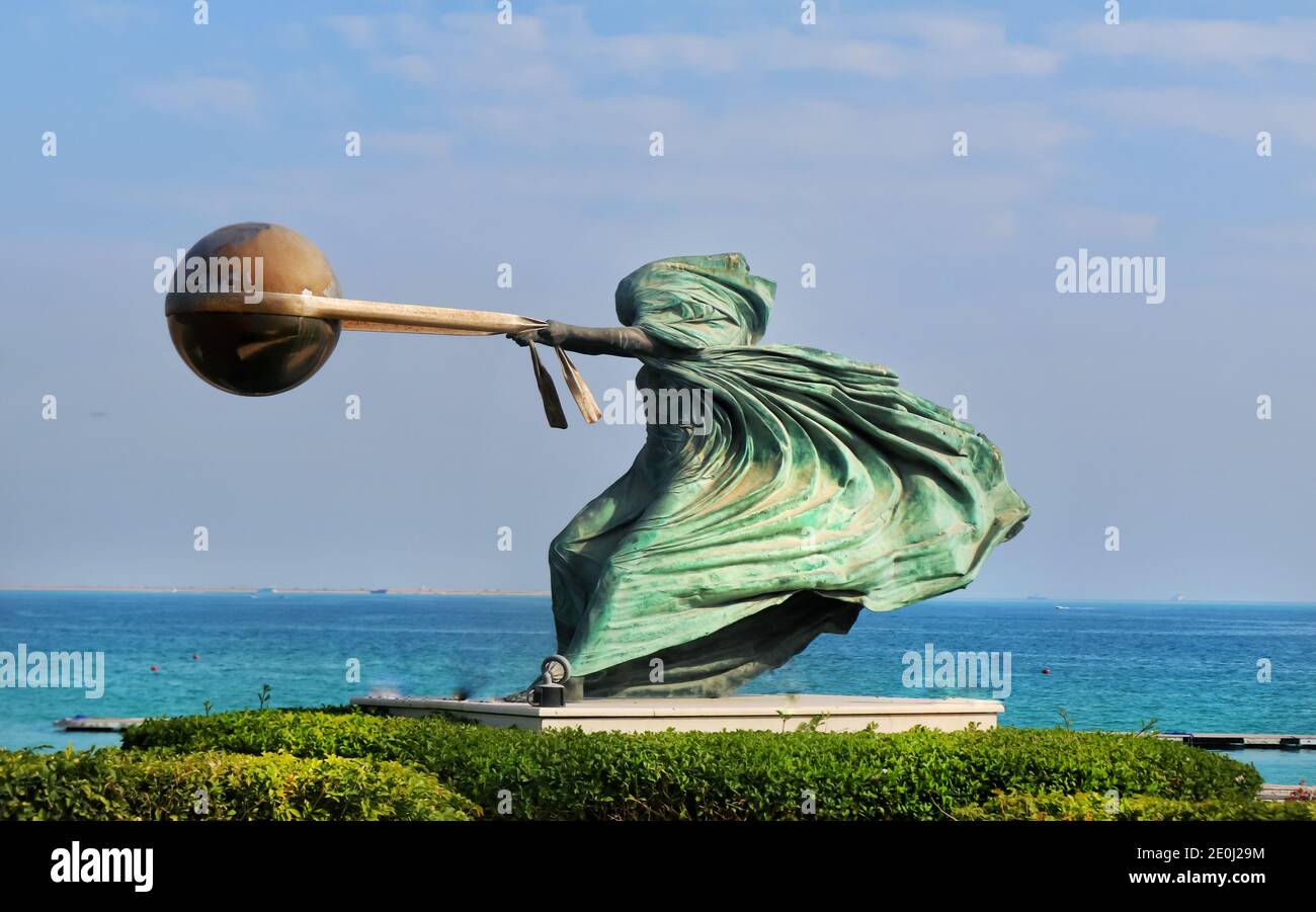 Une statue en bronze de « Force of nature - 2 » dans le village de Katara à Doha, au Qatar Banque D'Images