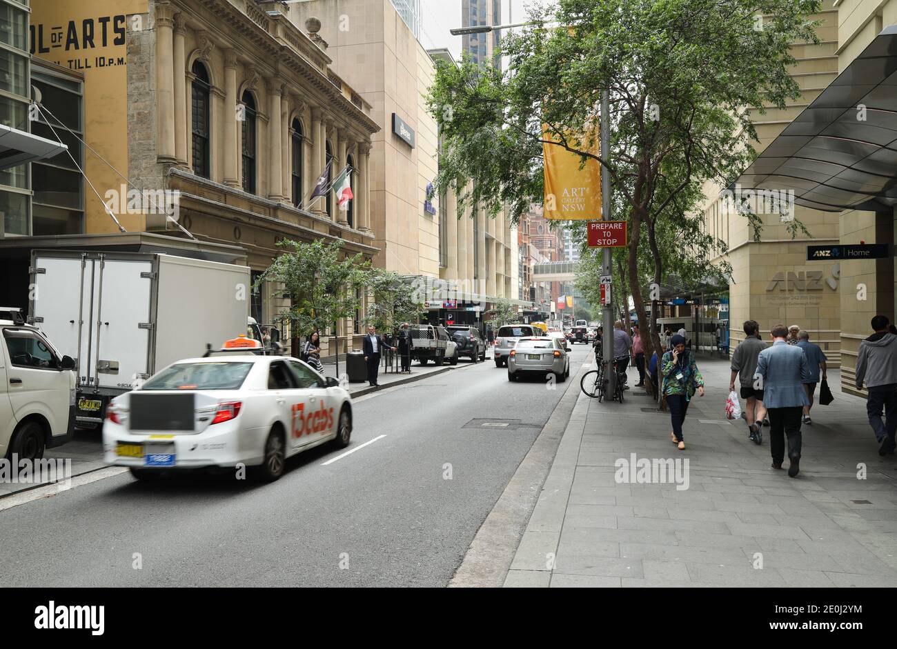 Véhicules et piétons à Pitt St, centre-ville de Sydney, Australie (octobre 2019). Banque D'Images