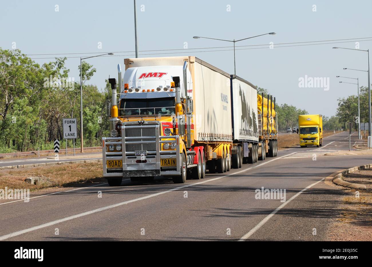 Train routier australien sur la Stuart Highway, territoire du Nord, Australie. Banque D'Images