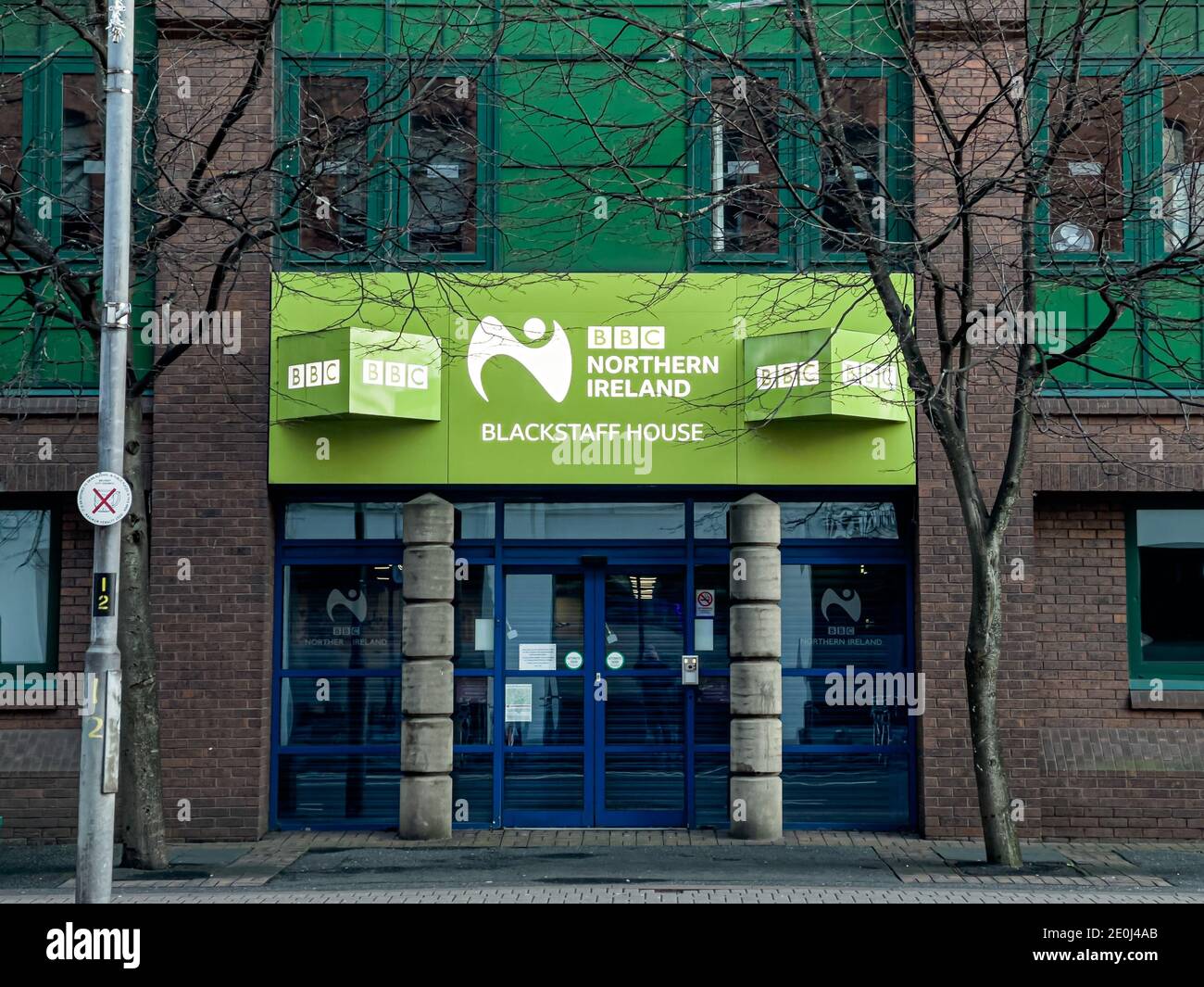 Belfast, Irlande du Nord - 19 décembre 2020 : le panneau pour BBC Northern Ireland à Blackstaff House Banque D'Images