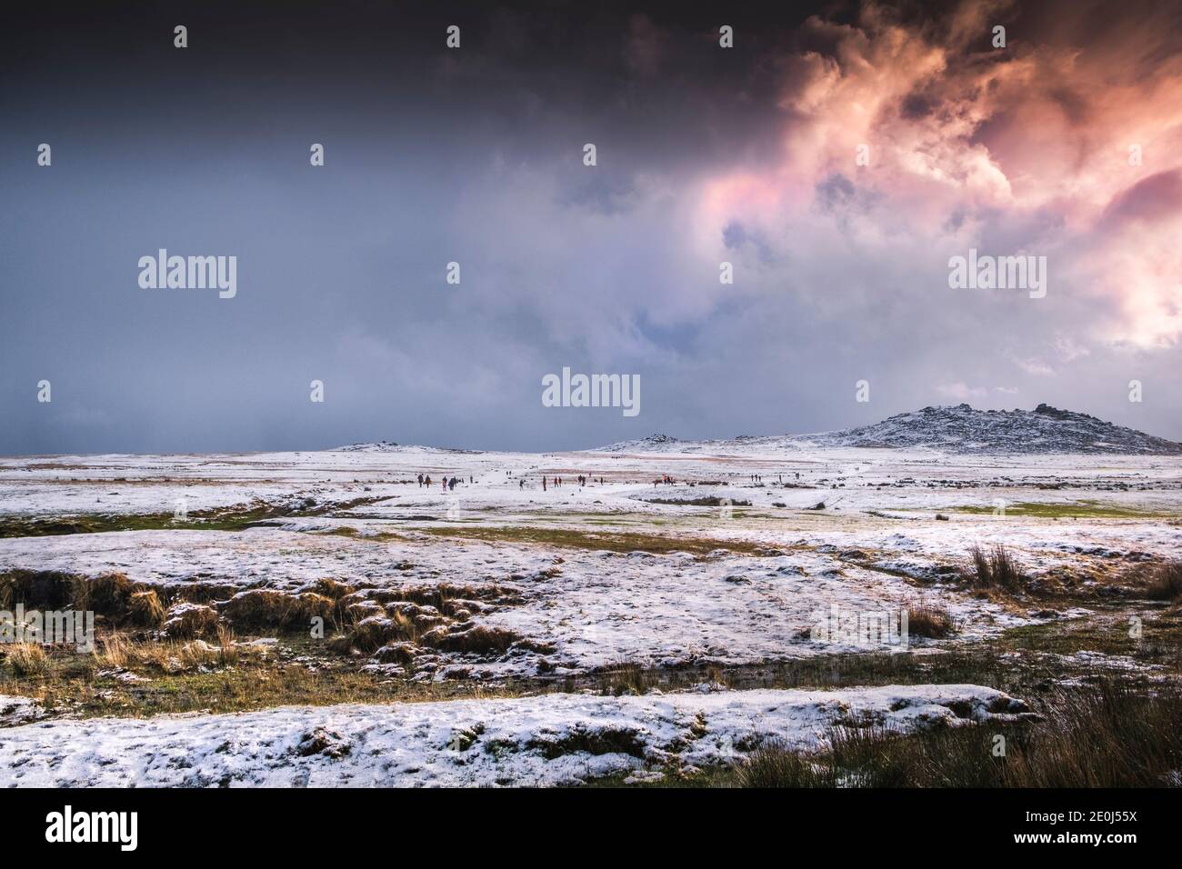 Neige sur la route sauvage sauvage sauvage de Bodmin Moor dans Cornwall. Banque D'Images