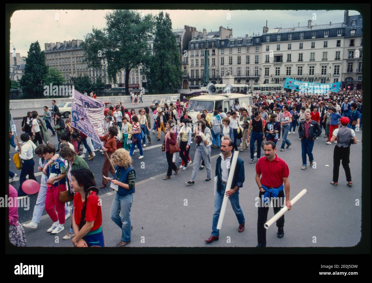 Paris, France, grande foule, Marche dans la rue, Marche de la Gay Pride, manifestation LGBTQI+, années 1980, jeune activisme, marche de la fierté précoce, histoire des manifestations LGBT Archives Banque D'Images