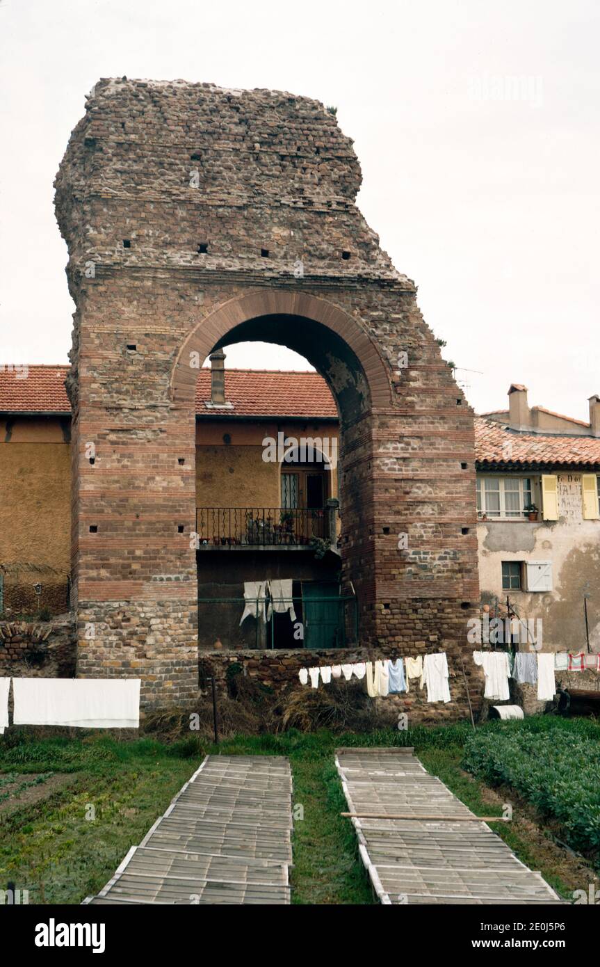 Fréjus - important bourg romain du Sud-est de la France avec de nombreux vestiges architecturaux impressionnants. Porte Doree. Numérisation d'archivage à partir d'une lame. Avril 1971. Banque D'Images