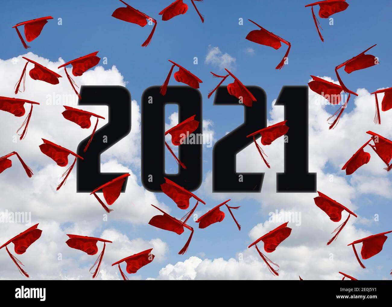 capsules de graduation rouges aériennes avec 2021 textes dans un ciel bleu avec des nuages Banque D'Images capsules de graduation rouges aériennes avec 2021 textes dans un ciel bleu avec des nuages Banque D'Images