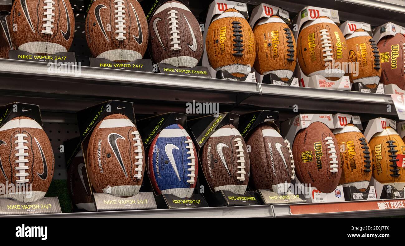 Ballons de football américains, Dick's Sporting Goods, Columbia Mall, Kennewick, Washington Sate, États-Unis Banque D'Images