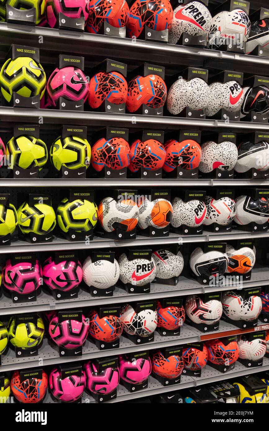 Ballons de football à vendre, Dick's Sporting Goods, Columbia Mall, Kennewick, Washington Sate, États-Unis Banque D'Images
