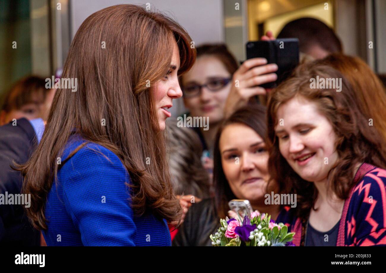 Le 23 octobre 2015, le duc et la duchesse de Cambridge ont rendu leur visite royale officielle à Dundee, la ville de la découverte. Le Prince William et Kate Middleton ont été accueillis par les étudiants de l'Université devant l'entrée principale de l'Université Dundee Abertay en Écosse, au Royaume-Uni Banque D'Images