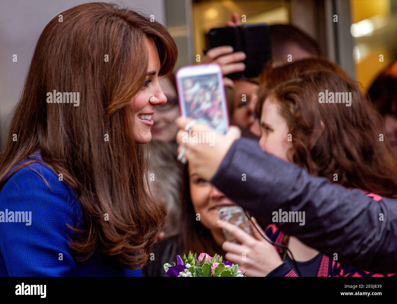 Le 23 octobre 2015, le duc et la duchesse de Cambridge ont rendu leur visite royale officielle à Dundee, la ville de la découverte. Le Prince William et Kate Middleton ont été accueillis par les étudiants de l'Université devant l'entrée principale de l'Université Dundee Abertay en Écosse, au Royaume-Uni Banque D'Images
