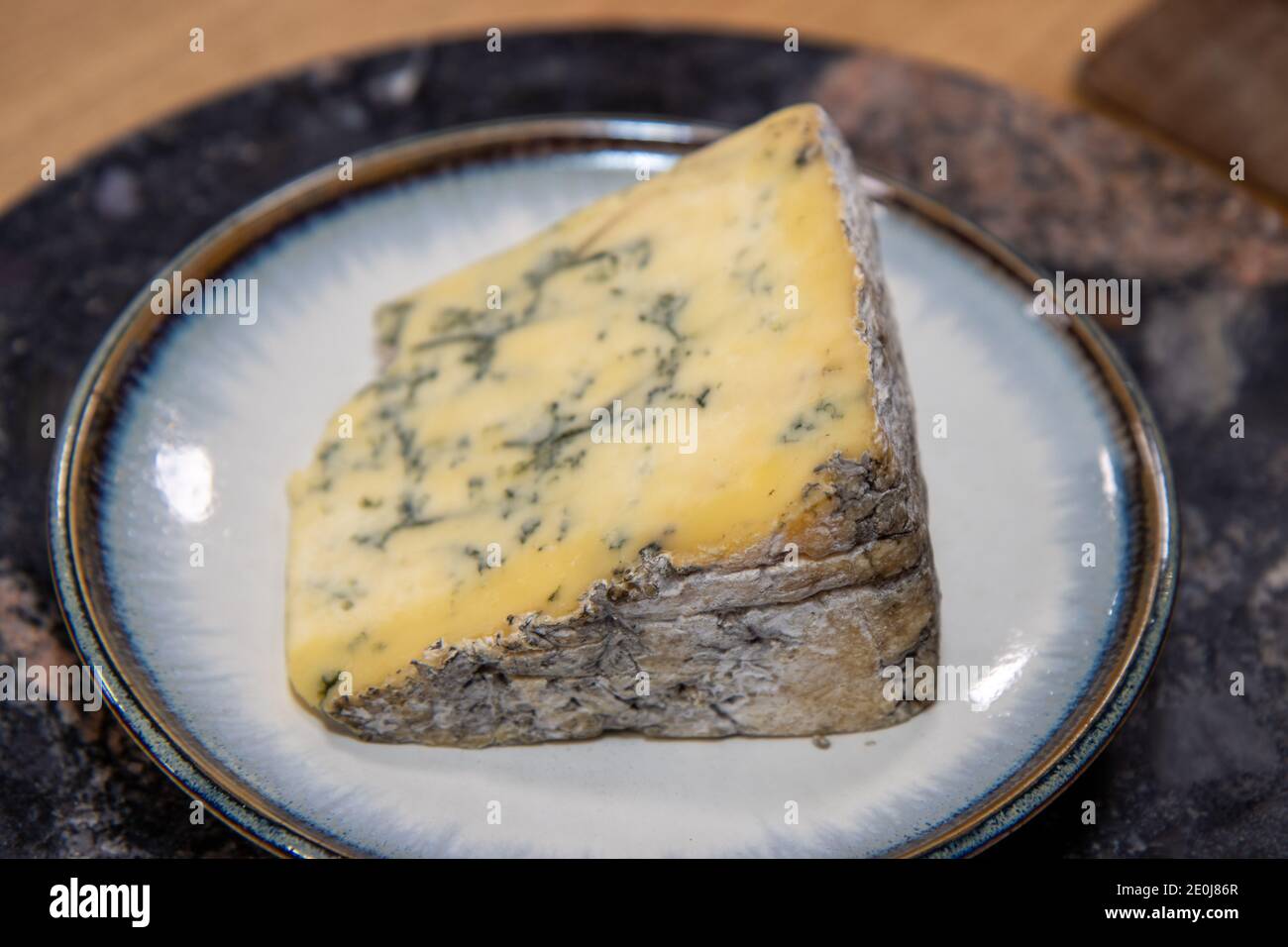Une assiette de délicieux fromage stilton dans une cuisine Banque D'Images