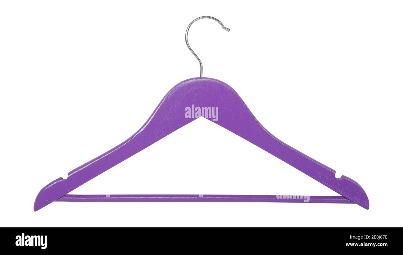 Vêtements, chaussures et accessoires - cintres en bois violet isolés sur fond blanc. Banque D'Images
