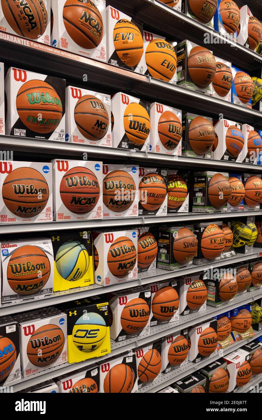 Ballons de basket à vendre, Dick's Sporting Goods, Columbia Mall, Kennewick, Washington Sate, États-Unis Banque D'Images