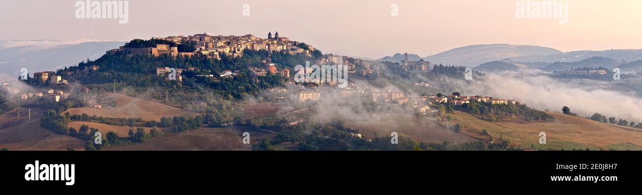 L'ancienne ville de Camerino dans un lever de soleil brumeux. Camerino, Macerata, Marche, Italie. Banque D'Images