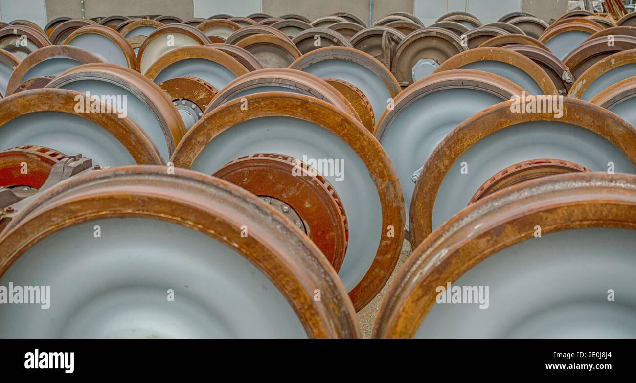 Chemin de fer, roues de train métalliques rouillées dans l'atelier de ces paires, dépôt ferroviaire à Olszynka Grochowska Banque D'Images