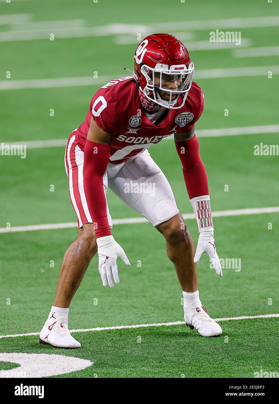 Arlington, Texas, États-Unis. 30 décembre 2020. Oklahoma Sooners Corner back Woodi Washington (0) se préparer à défendre pendant le Florida Gators, contre le match de football de l'université Oklahoma Sooners, au Goodyear Cotton Bowl, à Arlington, Texas, le 30 décembre 2020. (Crédit obligatoire : Tommy Hays/MarinMedia.org/Cal Sport Media) (photographe complet absolu, et crédits requis).télévision, ou magazines à but lucratif Contactez MarinMedia directement. Crédit : csm/Alay Live News Banque D'Images