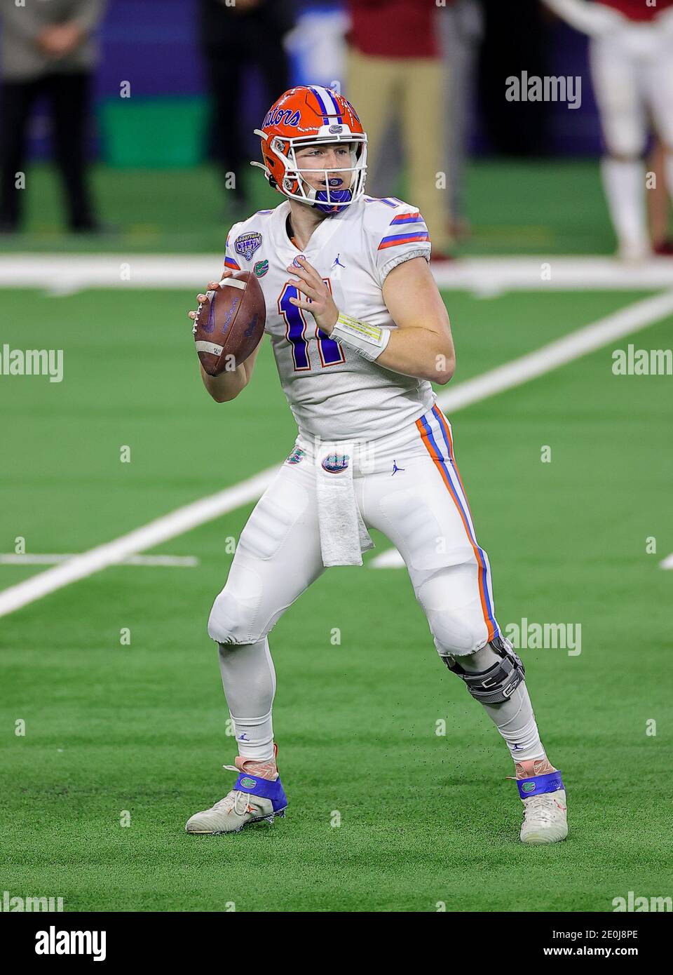 Arlington, Texas, États-Unis. 30 décembre 2020. Le quarterback de Florida Gators Kyle Trask (11) en action pendant le match de football de Florida Gators, contre le match de football de l'université de l'Oklahoma Sooners, au Goodyear Cotton Bowl, à Arlington, Texas, le 30 décembre 2020. (Crédit obligatoire : Tommy Hays/MarinMedia.org/Cal Sport Media) (photographe complet absolu, et crédits requis).télévision, ou magazines à but lucratif Contactez MarinMedia directement. Crédit : csm/Alay Live News Banque D'Images