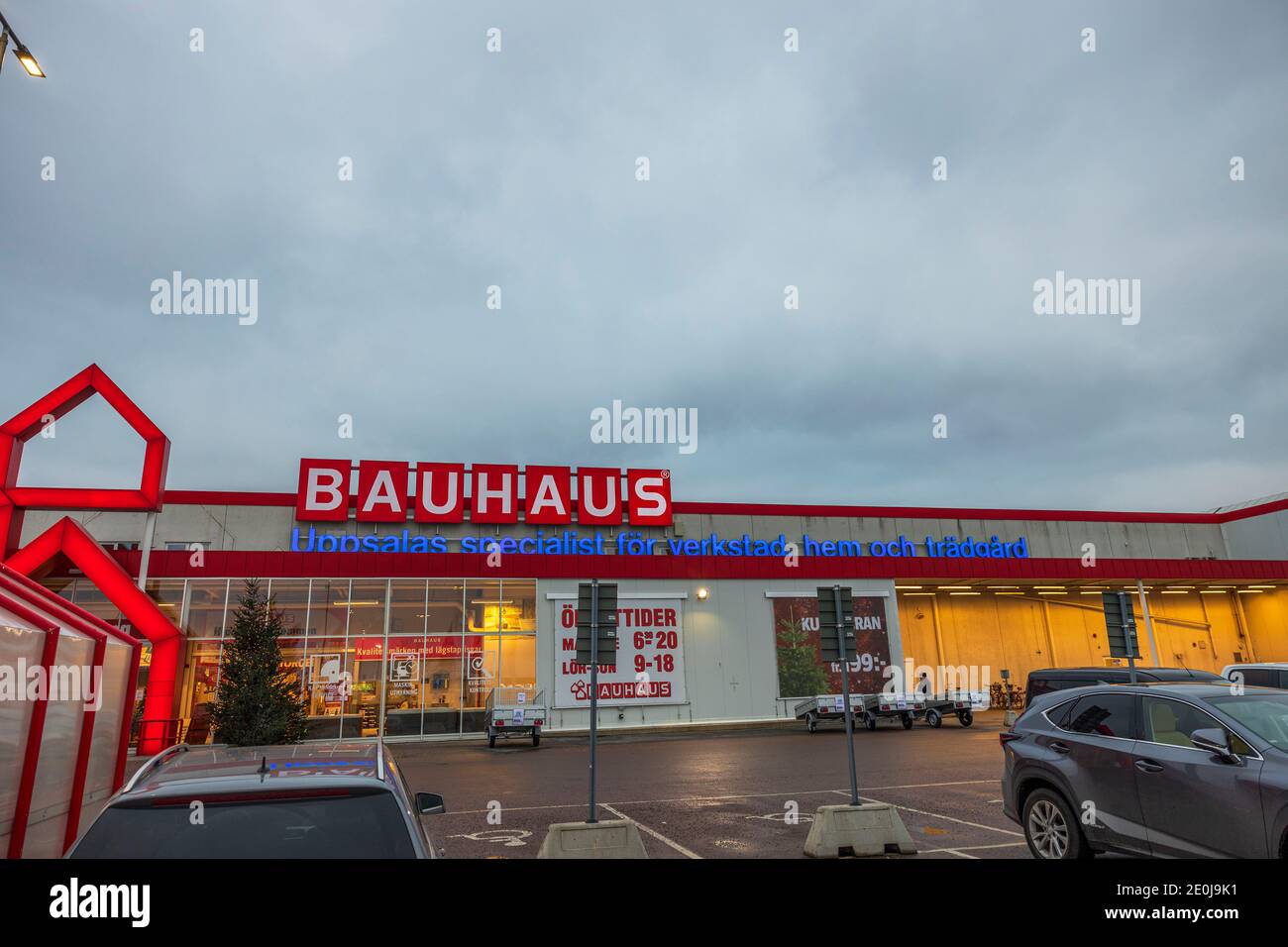 Vue rapprochée de l'entrée du magasin Bauhaus. Concept d'entreprise. Banque D'Images