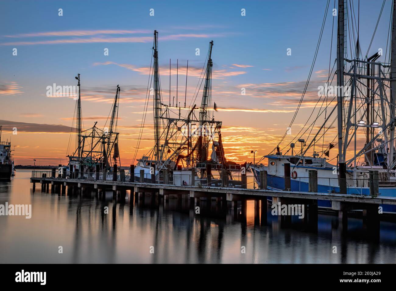 Bateaux à crevettes au coucher du soleil Banque D'Images