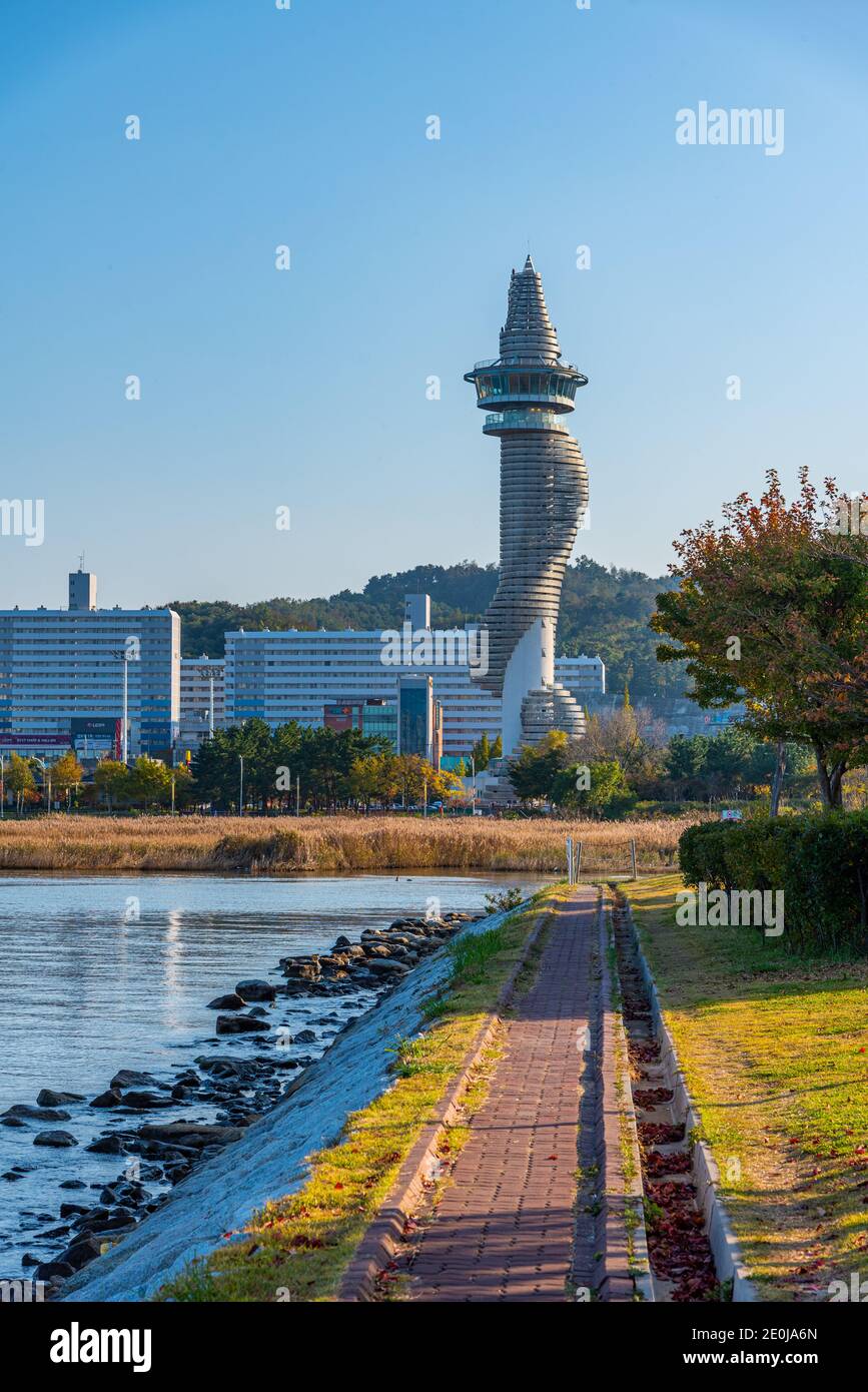 SOKCHO, CORÉE, 27 OCTOBRE 2019 : paysage de Sokcho avec Tour d'exposition, République de Corée Banque D'Images