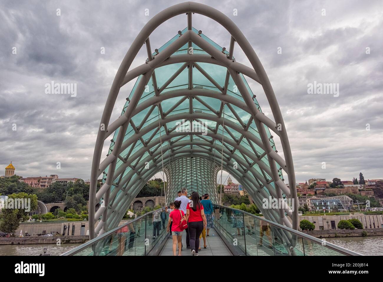 Pont de paix sur le fleuve Mt'k'vari (Kura) reliant l'ancien Tbilissi au nouveau district, Tbilissi, Géorgie Banque D'Images
