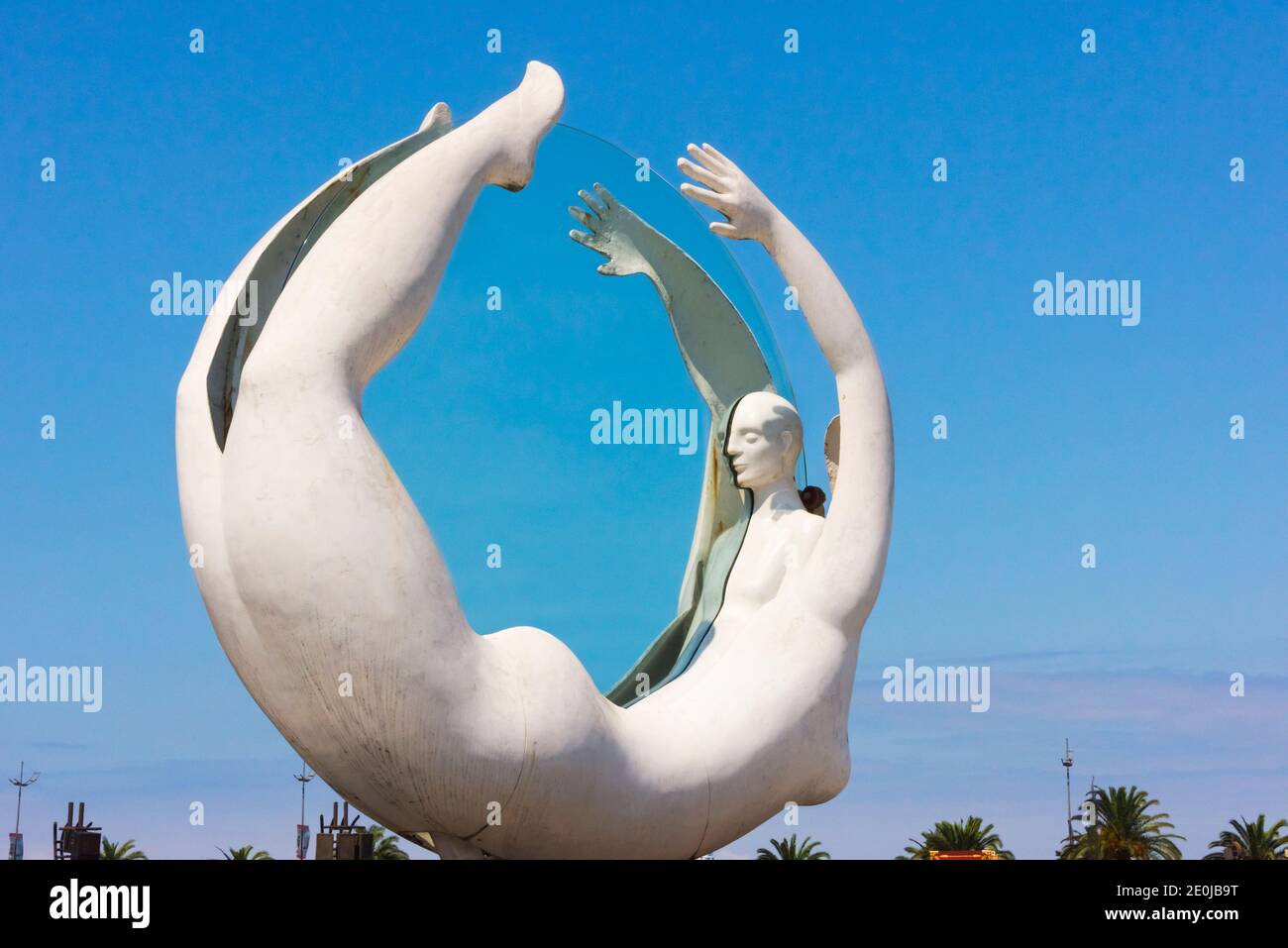 Monument rotation conçu par un sculpteur géorgien Tamar Kvesitadze, les figures d'un homme et d'une femme qui se déplacent dans un cercle expriment l'idée de l'amour et e Banque D'Images