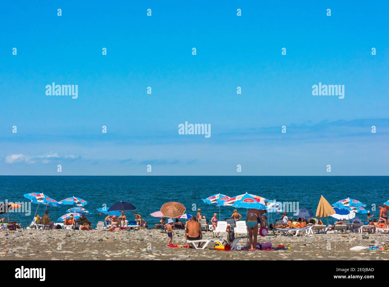 Les gens sur la plage par la mer Caspienne, Batumi, Géorgie Banque D'Images