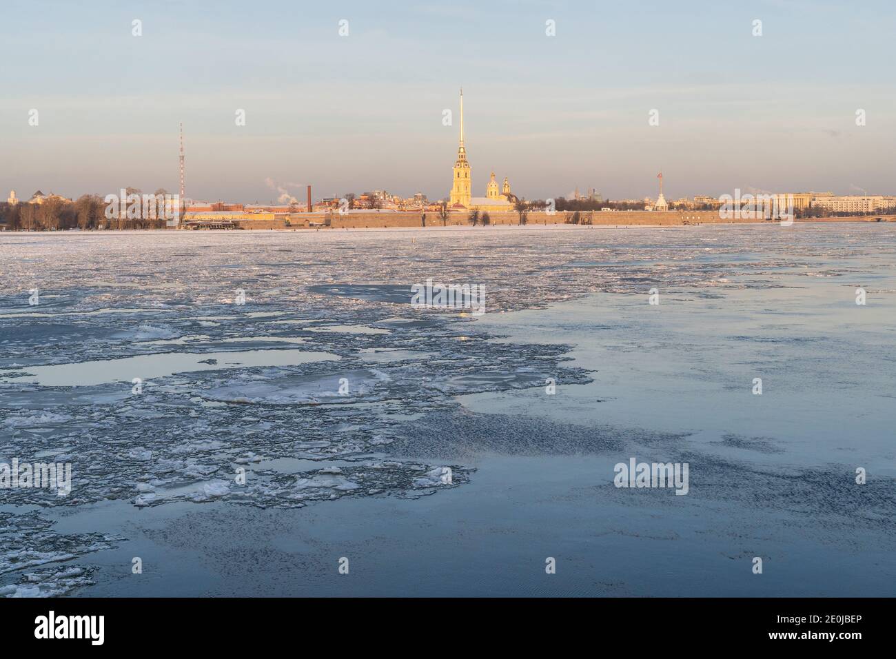 Dérive de glace sur Neva en hiver à Saint-Pétersbourg, en Russie. Décembre 2020. Banque D'Images