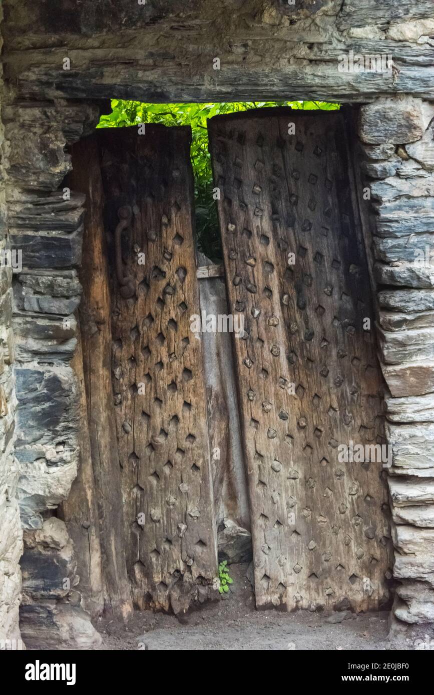 Porte en bois avec pierre d'une maison de Svan, Ushguli, région de Svaneti, Géorgie Banque D'Images