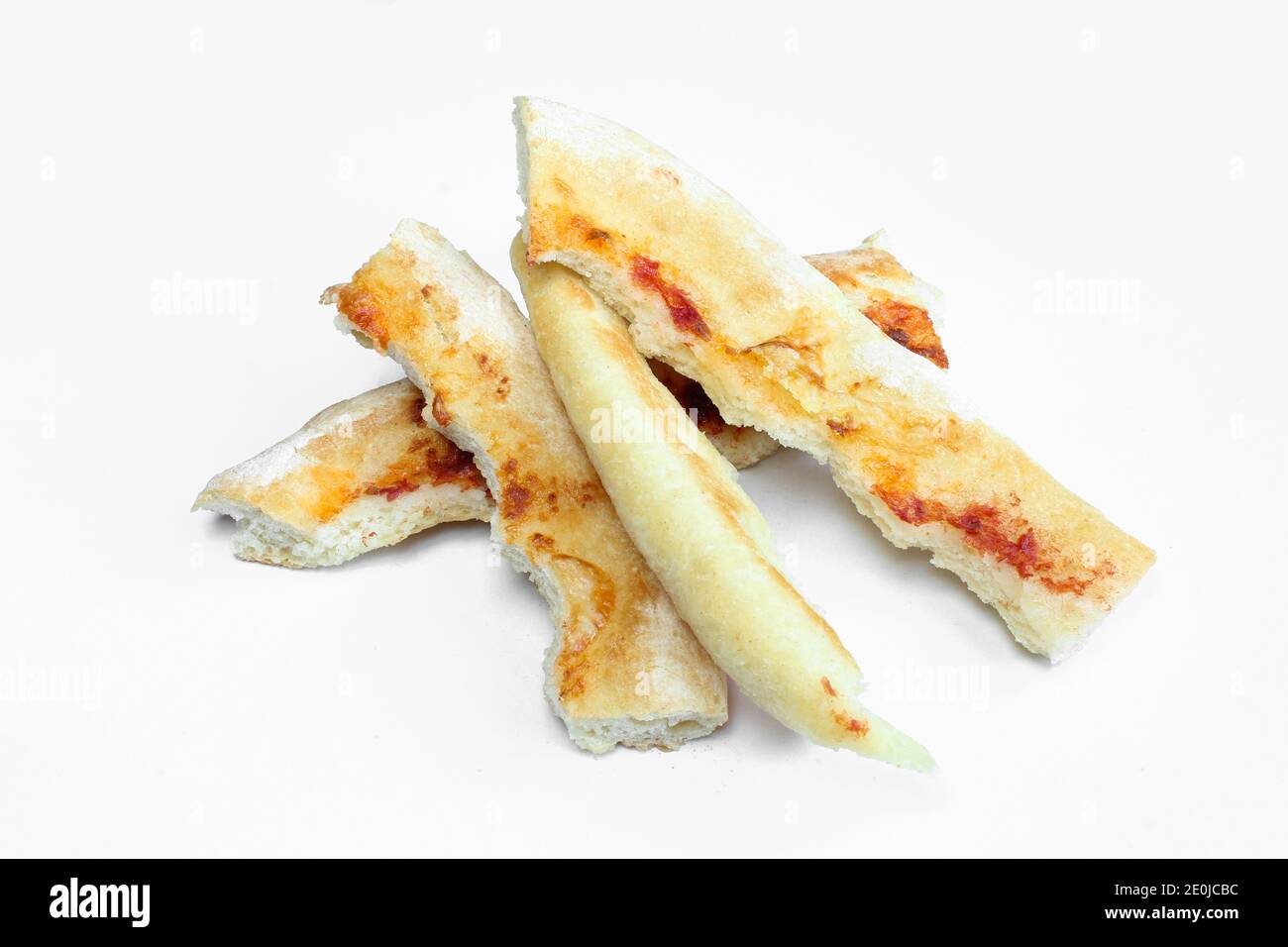 Restes de pizza croustillants isolés sur fond blanc. Déchets alimentaires Banque D'Images