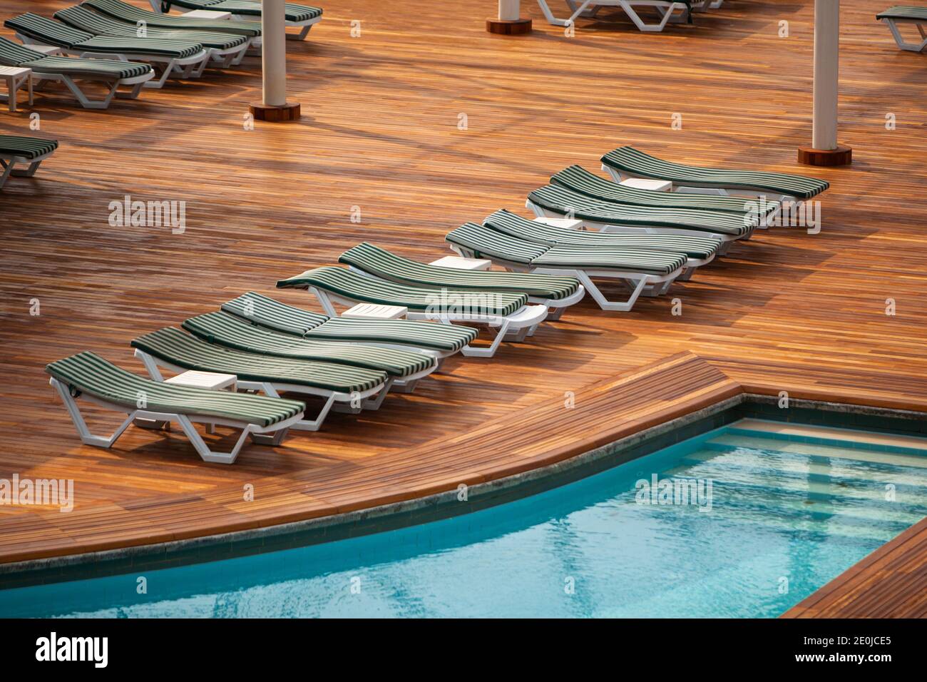 Vue de dessus de la piscine vide avec chaises longues dans l'hôtel. Crise Covid-19 dans l'industrie du voyage. Manque de demande pour les vacances d'été pendant à coronavi Banque D'Images