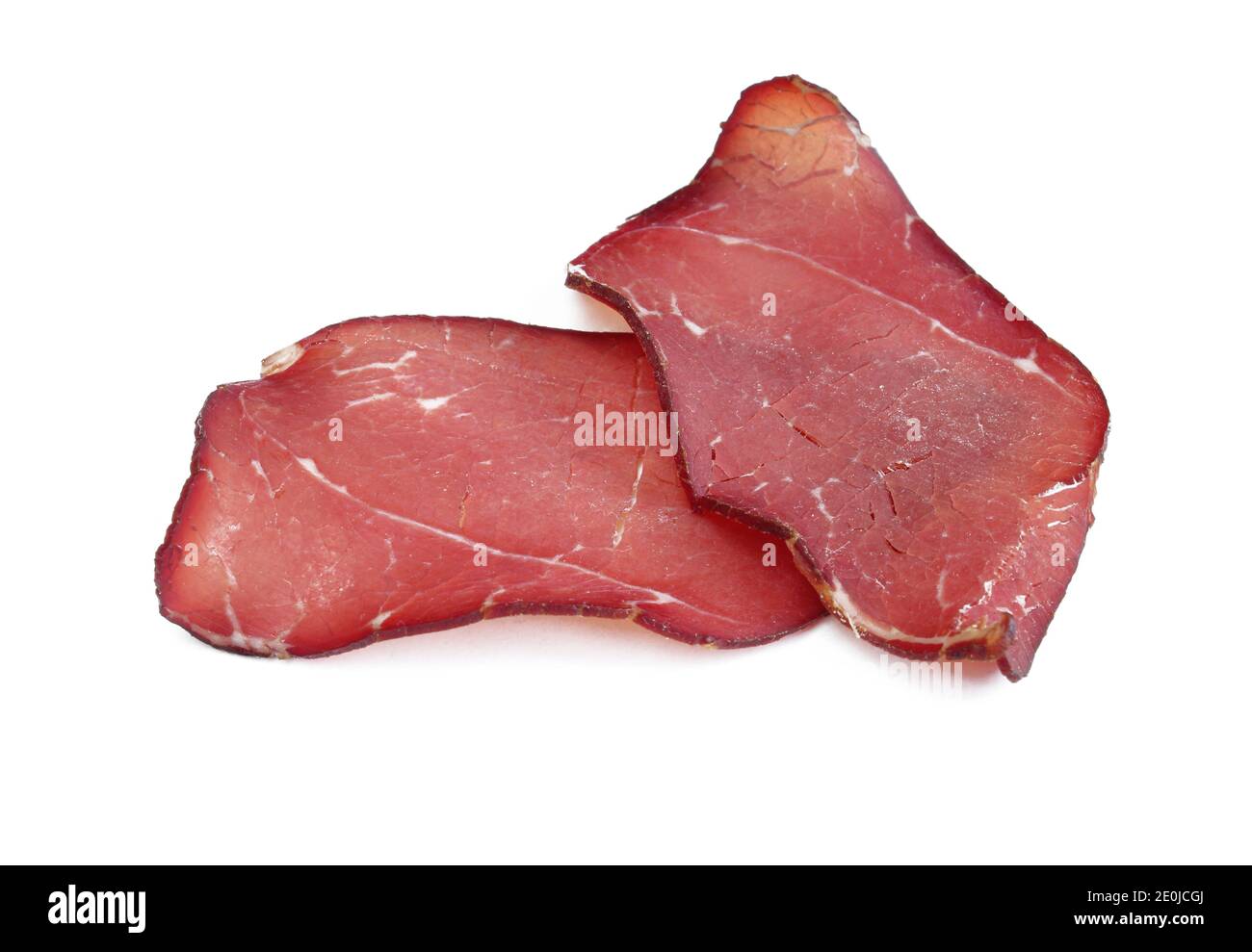 Deux fines tranches de bœuf fumé sec isolées sur fond blanc. Prosciutto Banque D'Images