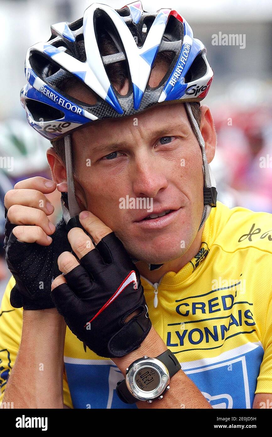 Lance Armstrong a annoncé qu'il cesserait de lutter contre une série d'accusations de drogue de la part de l'Agence américaine antidopage (USADA), mettant en péril sa chaîne sans précédent de sept titres du Tour de France et son héritage en tant que l'un des plus grands sportifs de l'histoire. La déclaration d'Armstrong, jeudi soir, prévoit une interdiction probable à vie du sport et la possibilité qu'il soit privé de sa réalisation caractéristique la course extraordinaire des titres du Tour qu'il a remporté de 1999 à 2005. Photo du dossier : lance Armstrong des Etats-Unis à cheval pour les Etats-Unis à vélo postal avant la scène Dax/Bordeaux, Tour de France à vélo Banque D'Images