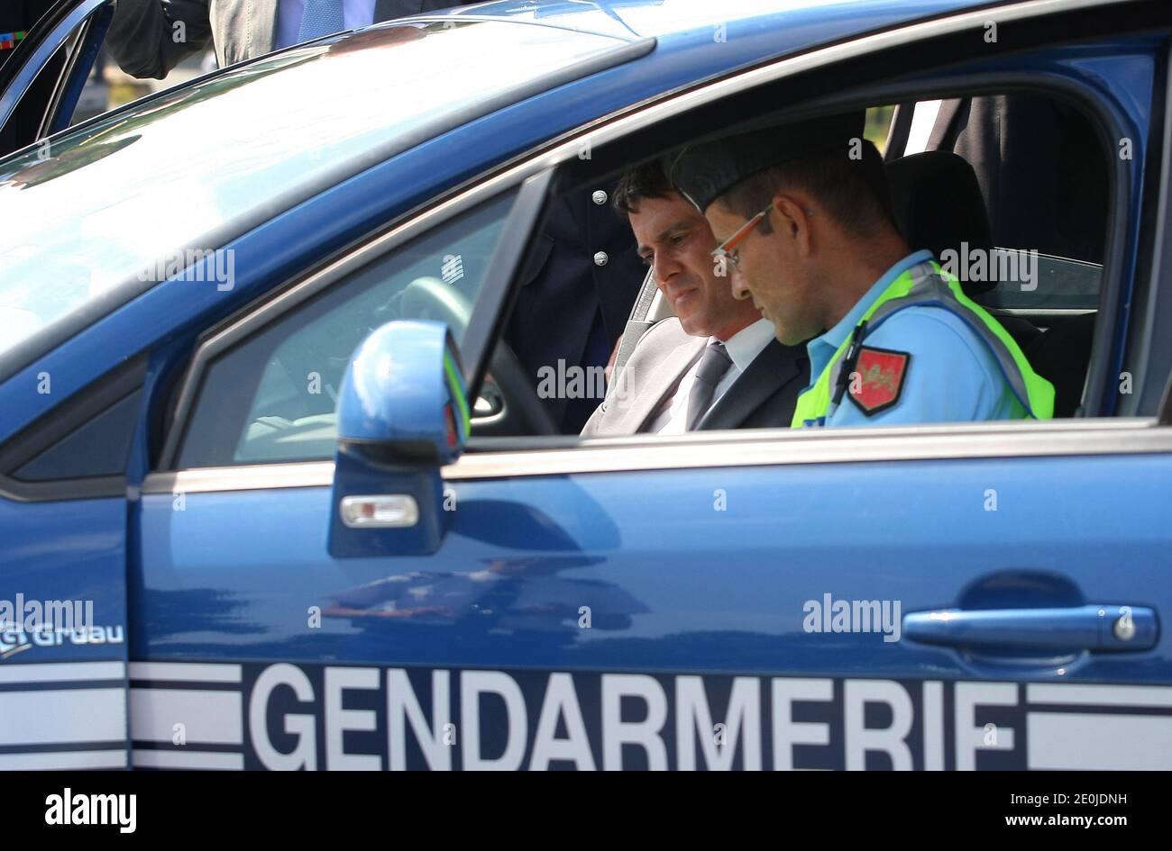 Le ministre français de l'intérieur Manuel Valls, écoute les explications du policier chargé du contrôle de la circulation sur le chemin entre Bordeaux et Arcachon, lors des départs de vacances à Cestas, France, le 30 juin 2012. Photo de Bernard-Salinier/ABACAPRESS.COM Banque D'Images