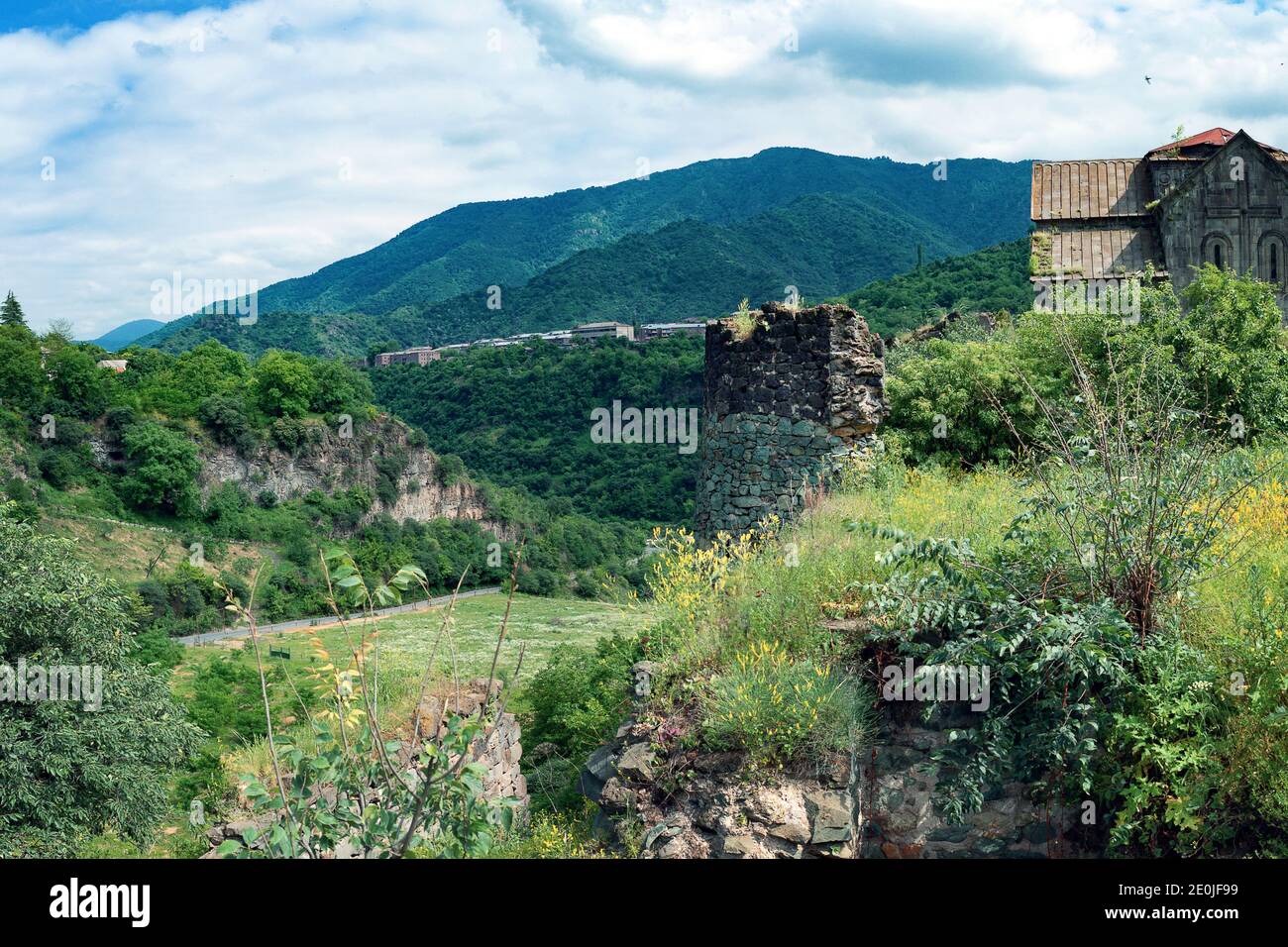 Belle vue sur les montagnes arméniennes avec un ancien monastère Akhtala Banque D'Images