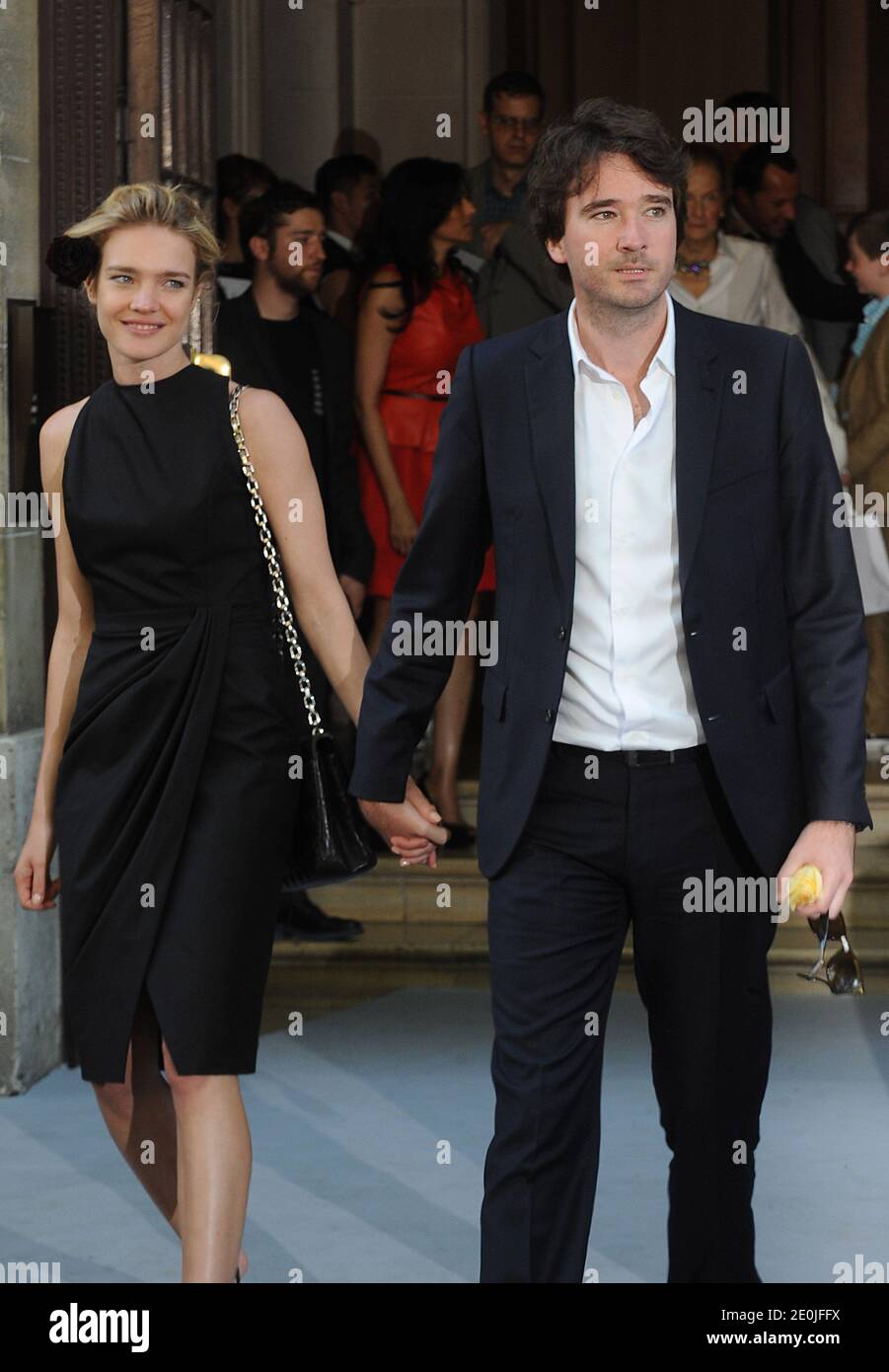 Natalia Vodianova et Antoine Arnault partent après le salon de la collection Christian Dior automne-hiver 2012-2013 haute-Couture à Paris, France, le 2 juillet 2012. Photo de Giancarlo Gorassini/ABACAPRESS.COM Banque D'Images