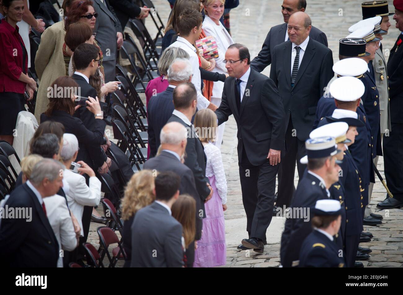 Le président français François Hollande, flanqué du ministre français de la Défense Jean-Yves le Drian et du ministre français adjoint des anciens combattants, Kader Arif assiste à la cérémonie militaire à l'hôtel des Invalides à Paris, le 3 juillet 2012. Photo de Nicolas Gouhier/ABACAPRESS.COM Banque D'Images