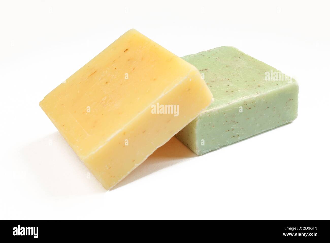Deux savons naturels à base de plantes isolés sur fond blanc. Produits carrés verts et jaunes Banque D'Images