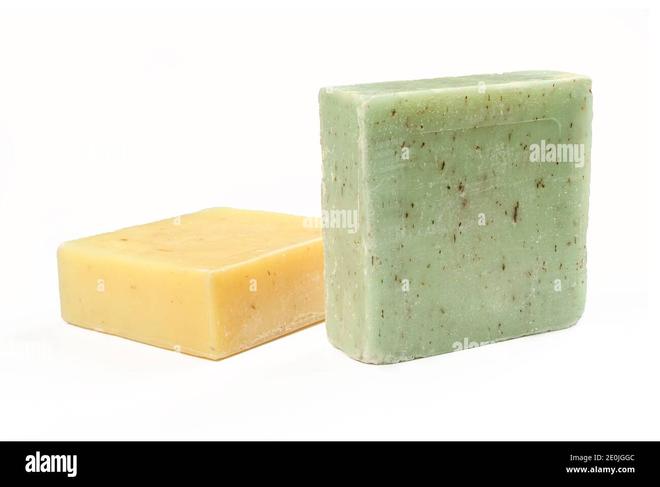 Deux savons naturels à base de plantes isolés sur fond blanc. Produits carrés verts et jaunes Banque D'Images