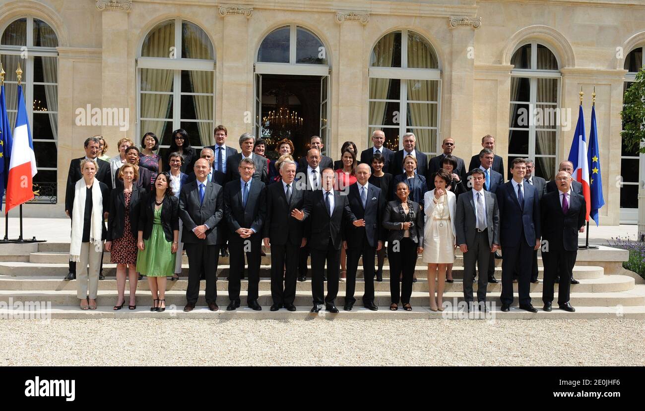 Le président français François Hollande pose avec les membres de la deuxième vernement d'Ayrault au Palais de l'Elysée à Paris, en France, le 4 juillet 2012. 1er tour (de gauche à droite) Ministre français de l'écologie, du développement durable et de l'énergie Delphine Batho, Ministre du Commerce extérieur Nicole Bricq, Ministre de l'égalité des territoires et du logement Cecile Duflot, Ministre de l'Economie et des Finances Pierre Moscovici, Ministre de l'Education Vincent Peillon, Premier Ministre Jean-Marc Ayrault, Président François Hollande, Le ministre des Affaires étrangères, Laurent Fabius, et la ministre de la Justice, Christiane Taubira, Affaires sociales Banque D'Images