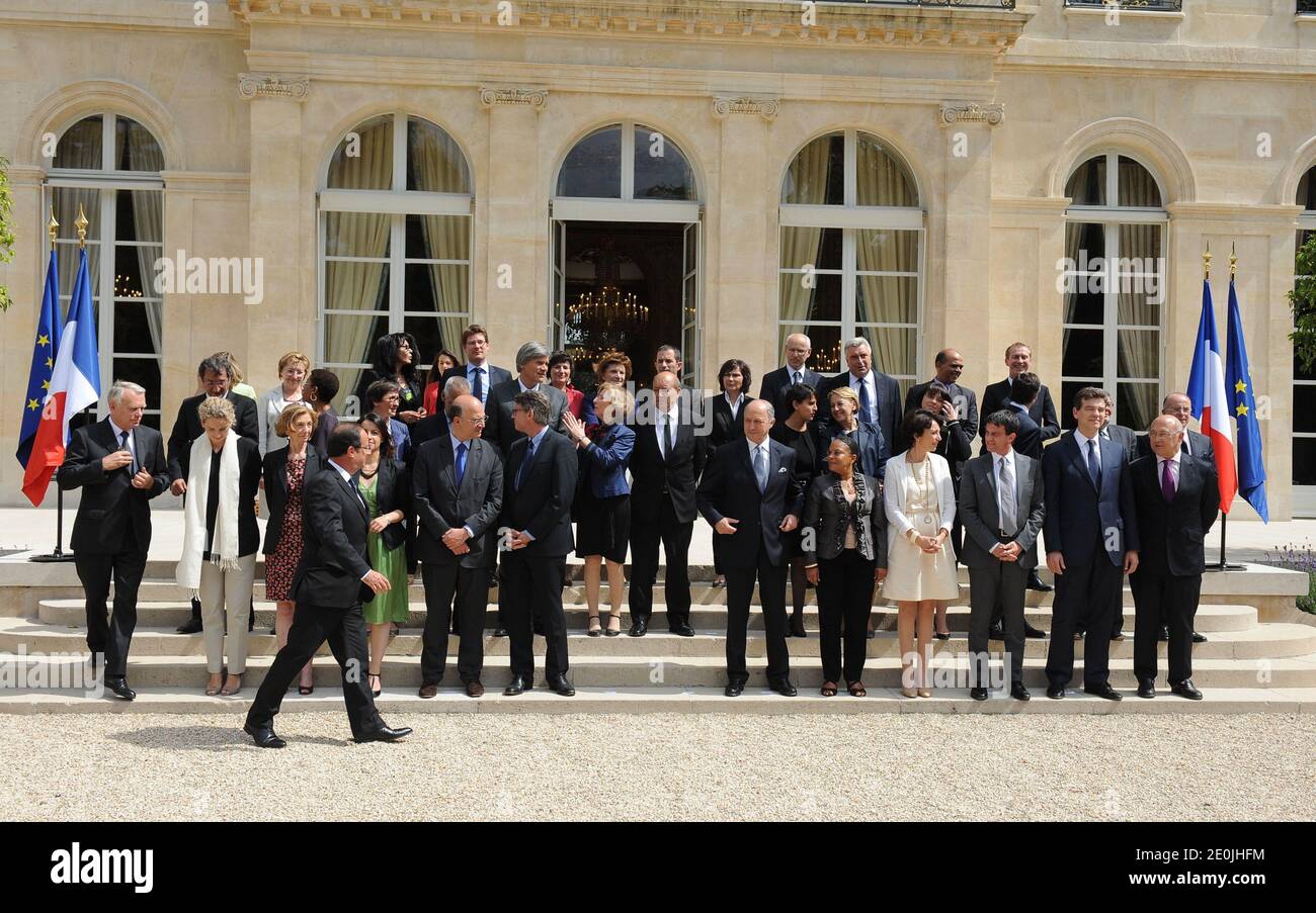 Le président français François Hollande et le Premier ministre Jean-Marc Ayrault arrivent à poser avec les membres du second gouvernement d'Ayrault à l'Elysée à Paris, en France, le 4 juillet 2012. 1er tour (de gauche à droite) Ministre français de l'écologie, du développement durable et de l'énergie Delphine Batho, Ministre du Commerce extérieur Nicole Bricq, Ministre de l'égalité des territoires et du logement Cecile Duflot, Ministre de l'Economie et des Finances Pierre Moscovici, Ministre de l'Education Vincent Peillon, Ministre des Affaires étrangères Laurent Fabius, Ministre de la Justice Christiane Taubira, Affaires sociales et santé Mini Banque D'Images