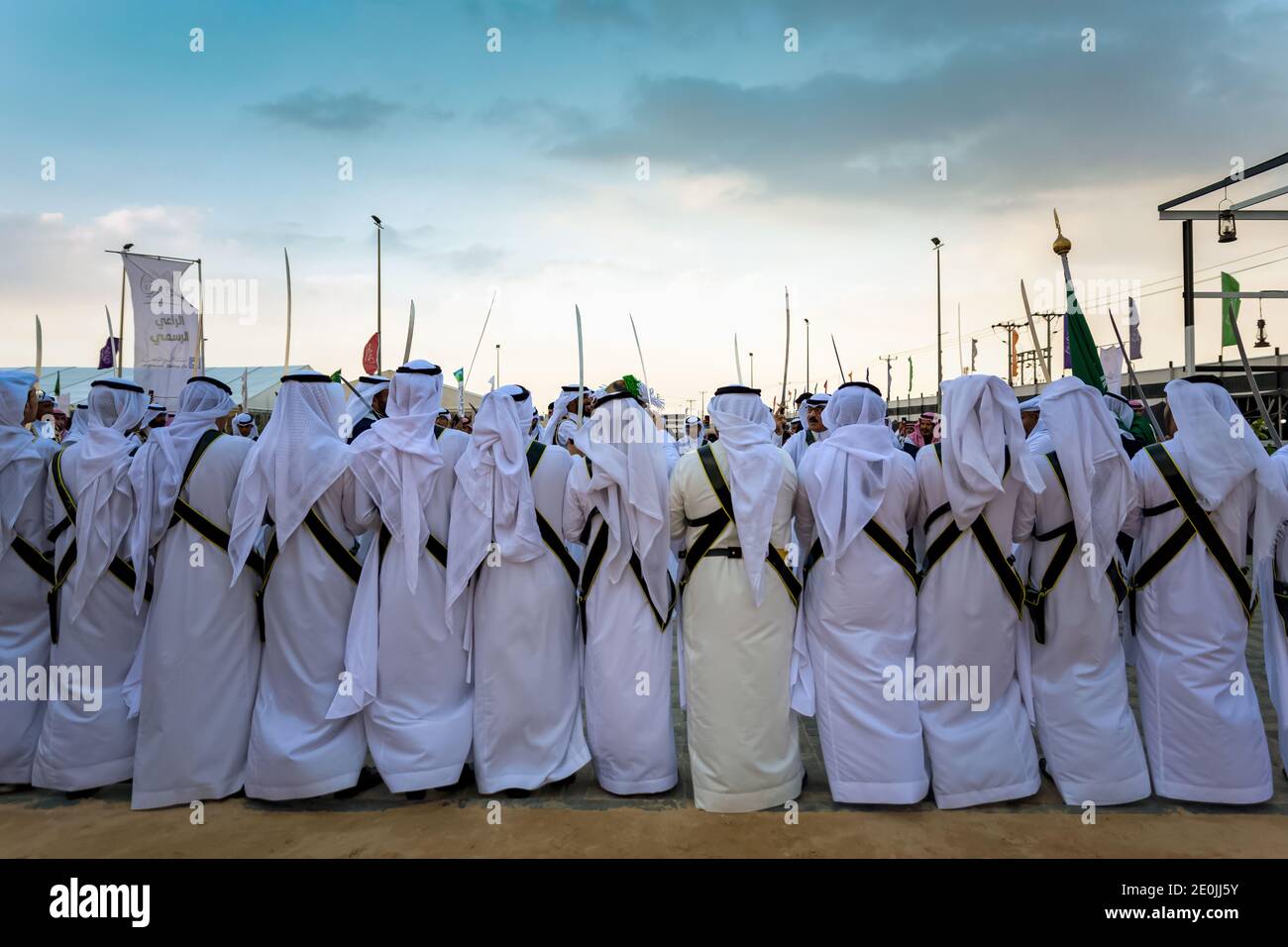 Un groupe d'Arabes saoudiens effectuant la danse traditionnelle saoudienne dans le désert d'Abqaiq Safari Festival Arabie Saoudite 10 janvier 2020. Focalisé sélectif o Banque D'Images