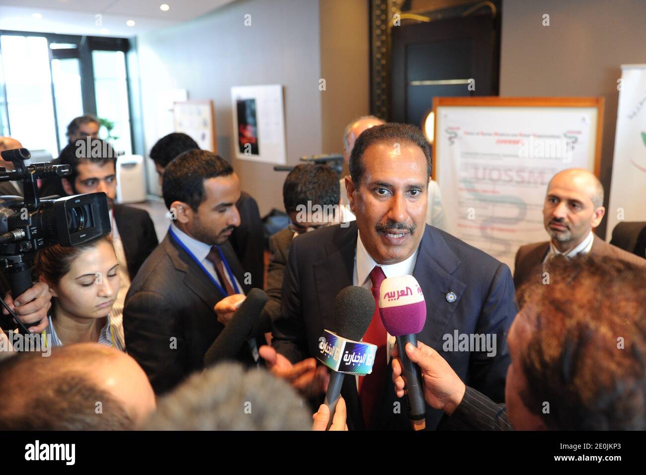 Le ministre des Affaires étrangères du Qatar, Sheikh Hamad Bin Jassim Al Thani, rencontre des médecins et des activistes syriens à la conférence des « amis du peuple syrien » à Paris, en France, le 6 juillet 2012. Photo par Ammar Abd Rabbo/ABACAPRESS.COM Banque D'Images