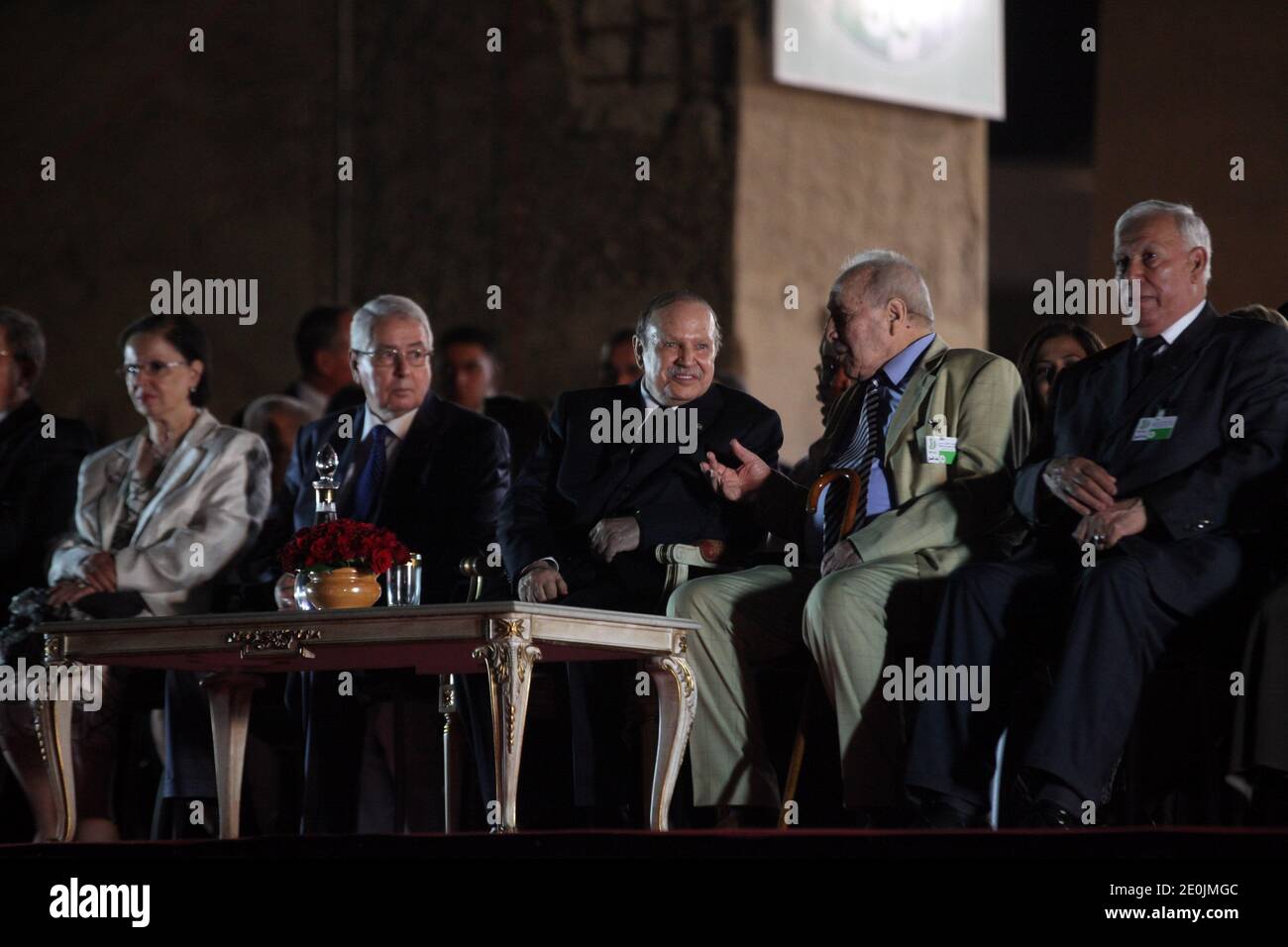 Le président algérien Abdelaziz Bouteflika assiste à la fin du 4 juillet 2012 à la comédie musicale historique « le héros » dédiée à la lutte des Algériens contre l'occupation française, conçue par le chorégraphe libanais Abdel Halim Caracalla, dans un théâtre de la station balnéaire algérienne de Sidi Fredj, Le site de l'atterrissage français en 1830, lancement des festivités officielles pour marquer 50 ans depuis l'indépendance de la France avant le 5 juillet. Les célébrations algériennes qui marqueront 50 ans après l'indépendance de la France ont débuté par une performance en plein air géante inspirée de la lib Banque D'Images