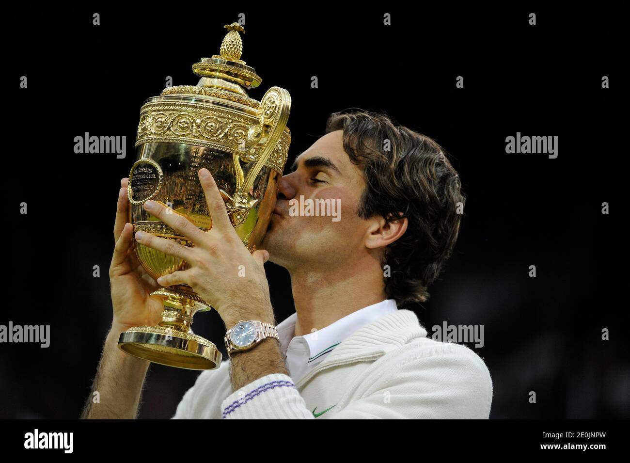 Roger Federer, de Suisse, embrasse son trophée gagnant après avoir battu, 4-6, 7-5, 6-3, 6-4, Andy Murray, de Grande-Bretagne, lors de sa finale masculine, le 13 jour des Championnats de Wimbledon 2012 au All England Lawn tennis Club, Wimbledon, à Londres, au Royaume-Uni, le 8 juillet 2012. Photo de Corinne Dubreuikl/ABACAPRESS.COM Banque D'Images