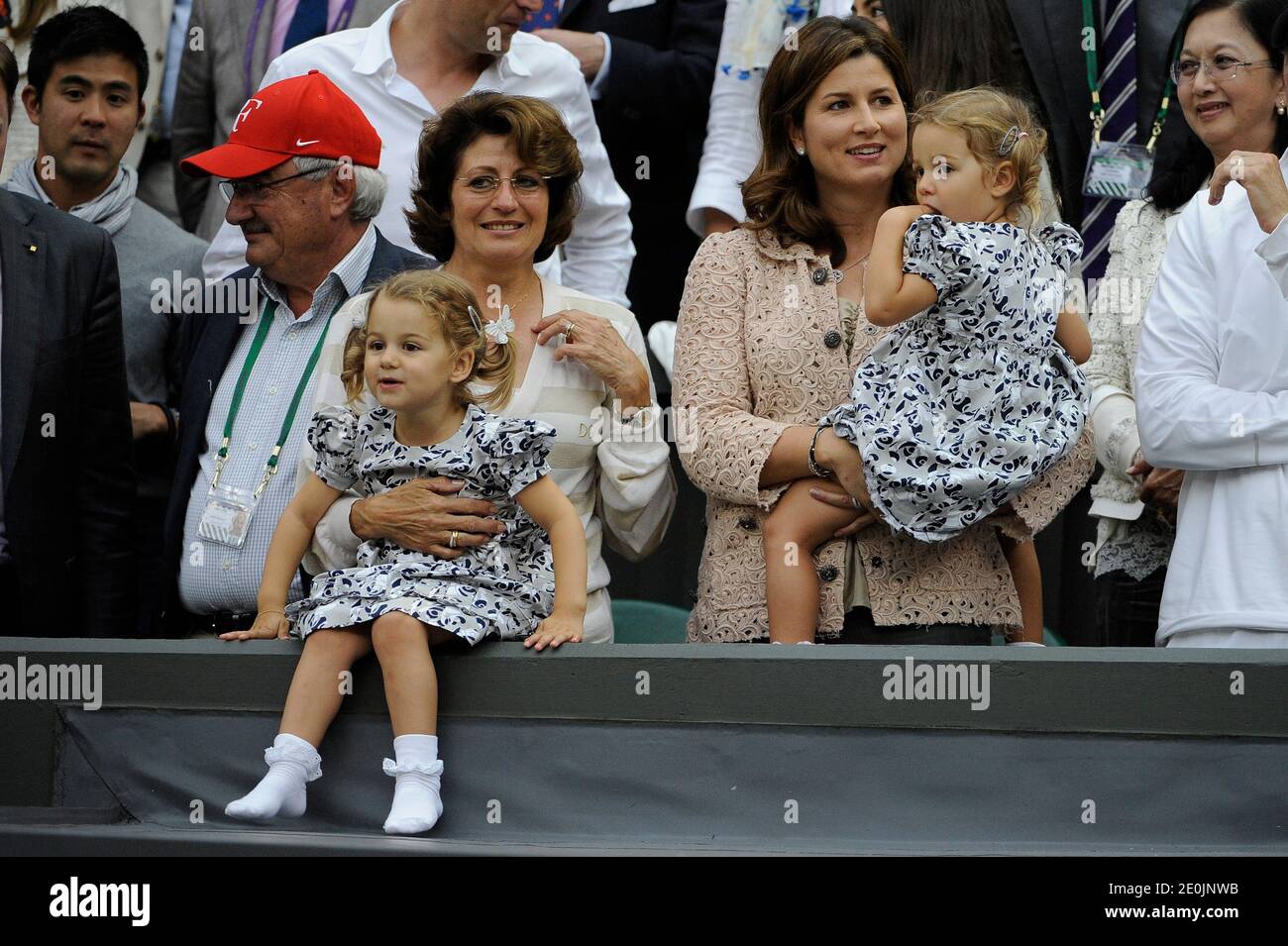 Mirka Vavrinec, femme de Roger Federer en Suisse, avec ses filles Myla et Charlene, lors de la finale masculine du 13 e jour des Championnats de Wimbledon 2012 au All England Lawn tennis Club, Wimbledon à Londres, Royaume-Uni, le 8 juillet 2012. Photo de Corinne Dubreuikl/ABACAPRESS.COM Banque D'Images