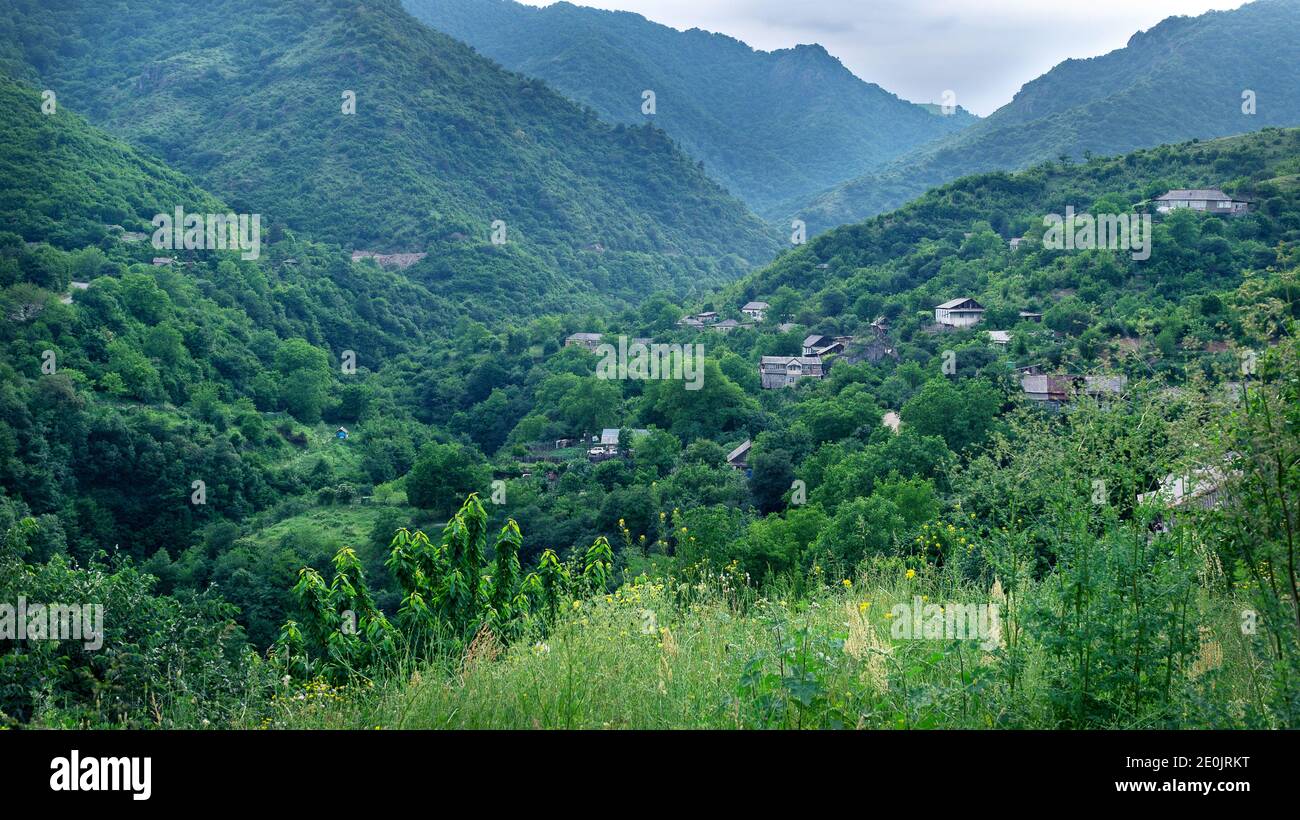 Vue sur la petite ville arménienne d'Akhtala située dans l' montagnes en été Banque D'Images
